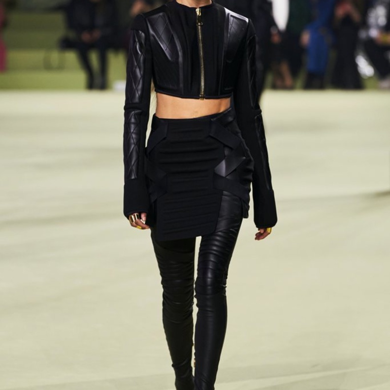 7 إطلالات بأسلوب الدرّاج "بايكر" لفتتنا على خشبات عروض خريف وشتاء 2022