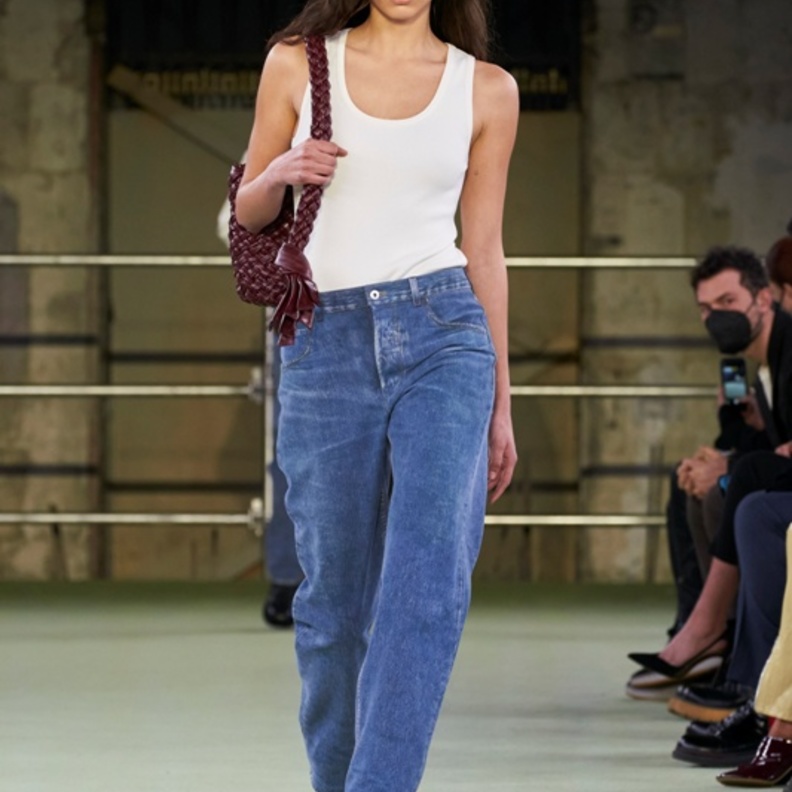 كايا جربر في الاطلالة الأولى لدار "برادا" Prada