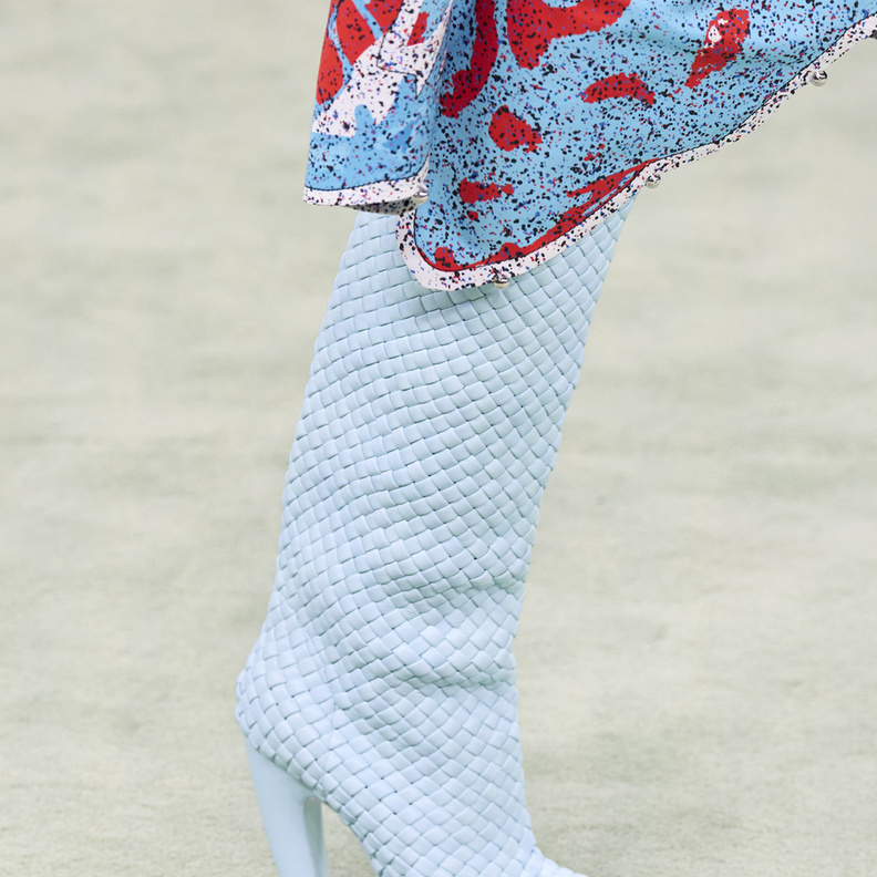 طرق تنسيق أحذية ملفتة باللون الازرق لإطلالات خريف 2022