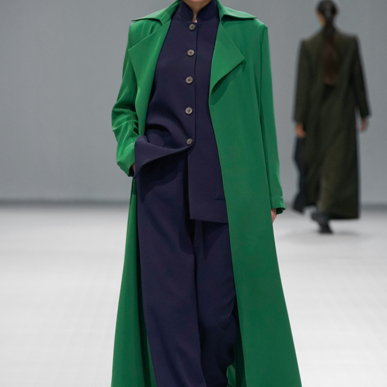 أحدث موديلات المعطف الطويل لإطلالة جذابة في موسم خريف 2022