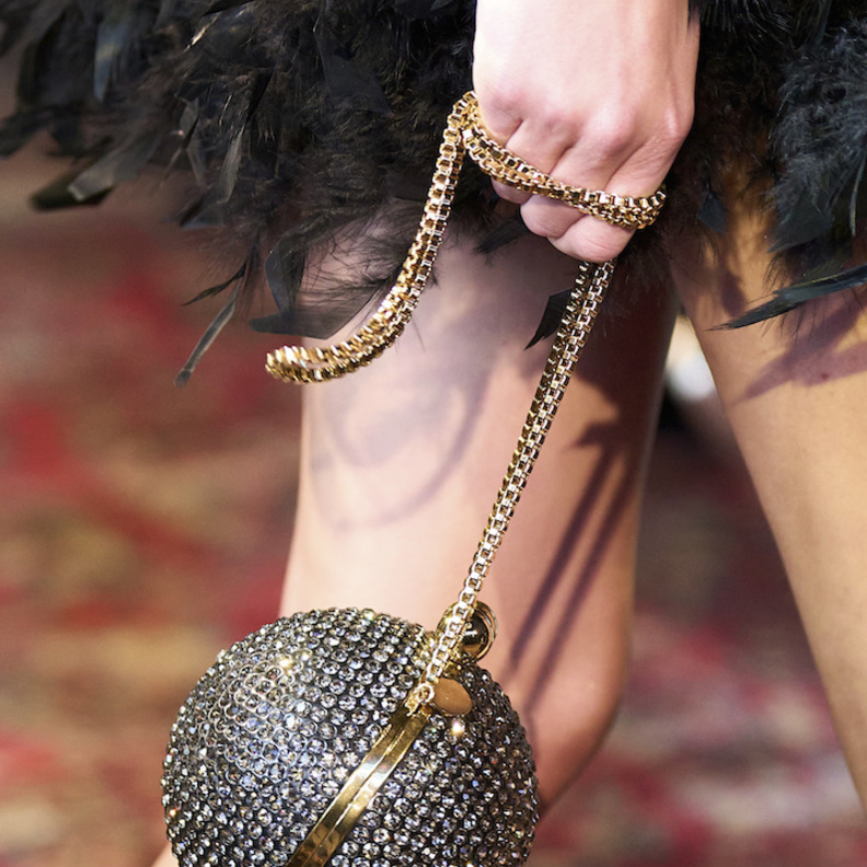 شكل الكرة بحقيبة سهرة مرصّعة بالأحجار الصغيرة والبرّاقة من Bronx and Banco