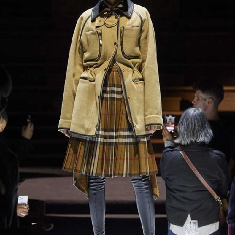 طرق تنسيق تنانير الكارو العصرية في خريف 2022 بأسلوب ملفت