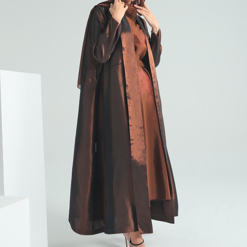 البني الميتاليك واللمّاع بتصميم عباية راقية بقصّة بسيطة من By Budoor