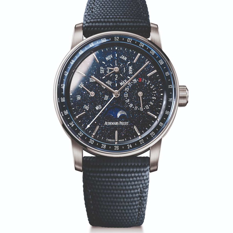 ساعة جديدة في مجموعة كود 11.59 باي أوديمار بيغه ذات التقويم الدائم، بالذهب الأبيض