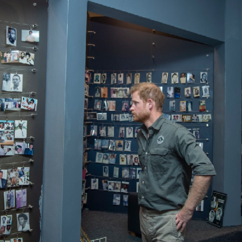 الأمير هاري Prince Harry أمام النصب التذكاري للإبادة الجماعية في كيغالي برواندا