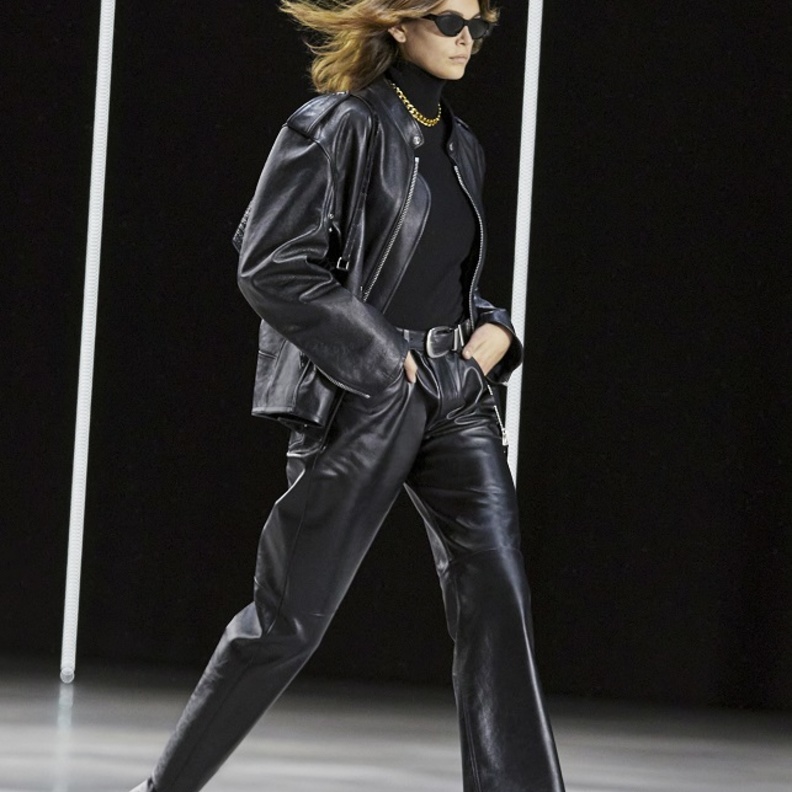 تنسيق طقم لافت من الجلد الأسود بأسلوب Celine المميّز