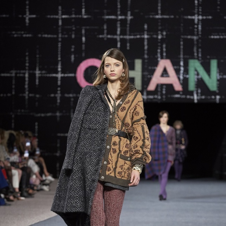 إطلالات بقماش التويد صيحة خريف 2022 بأسلوب CHANEL