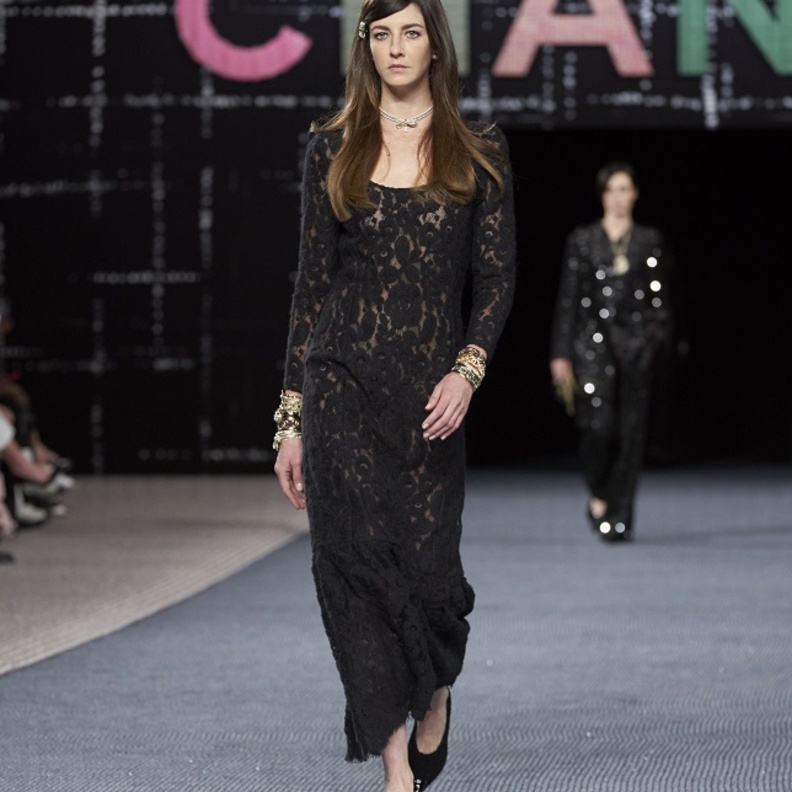 موديلات أزياء بقماش الدانتيل للوك أنيق ومميّز لخريف 2022 من CHANEL