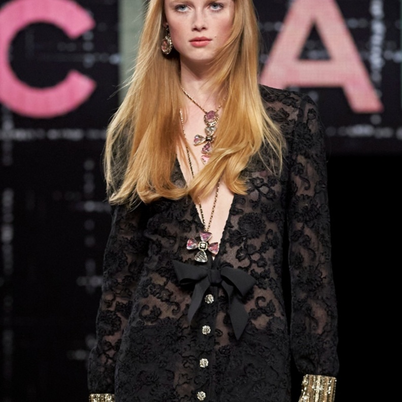 إطلالات لامعة لافتة وشفافة لدى Dolce&Gabbana