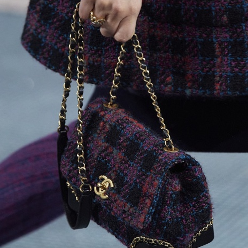 موديلات حقائب بتصميم صغير بقماش خريفي لافت من CHANEL