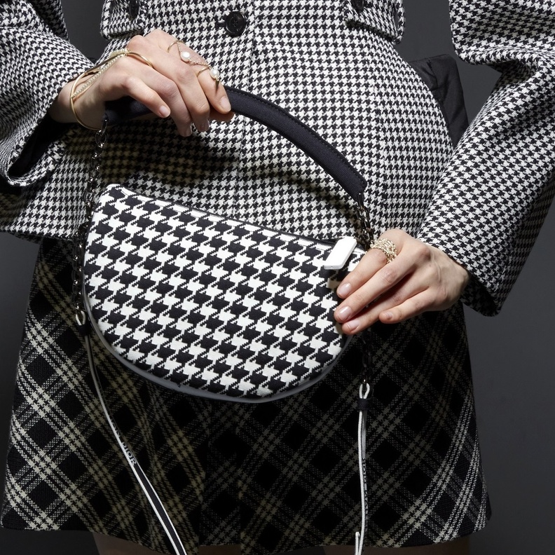 حقيبة عصرية بلوني الأبيض والأسود لإطلالة شبابية وساحرة في خريف 2022