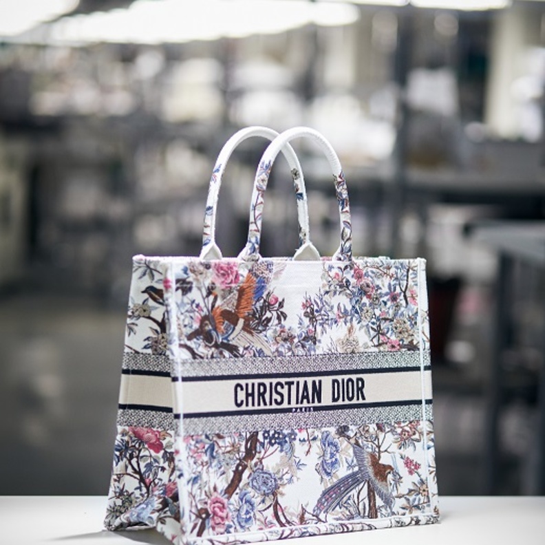 حقيبة Dior Book Tote بحلة جديدة تناسب موسم الشتاء القادم