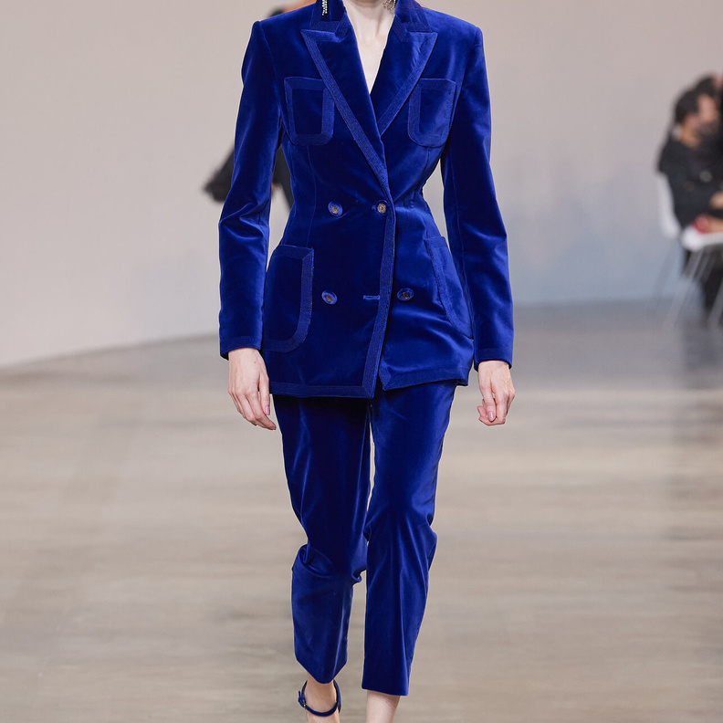 موضة البدلات الملونة صيحة عصرية وجريئة في خريف 2022