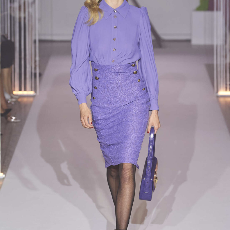 أفكار مختلفة لتتألقي بموضة الملابس البنفسجية في خريف 2022 