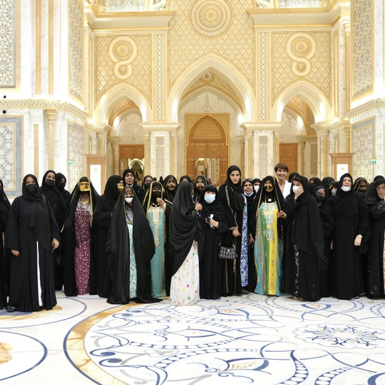 قصر الوطن يستضيف أكثر من مئة سيدة إماراتية مسنة لتعريفهن بإنجازات دولة الإمارات الملهمة 