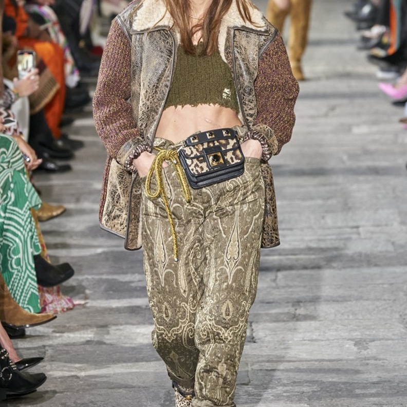 تنسيق إطلالات باللّون الزيتي صيحة موسم خريف 2022-2023