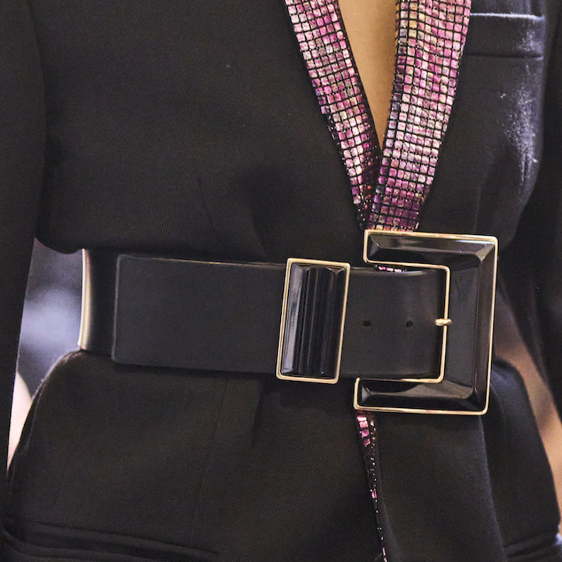 الـBuckle الكبيرة بالأسود اللمّاع مع الإطار الذهبي برزت بالحزام العريض من Etro 