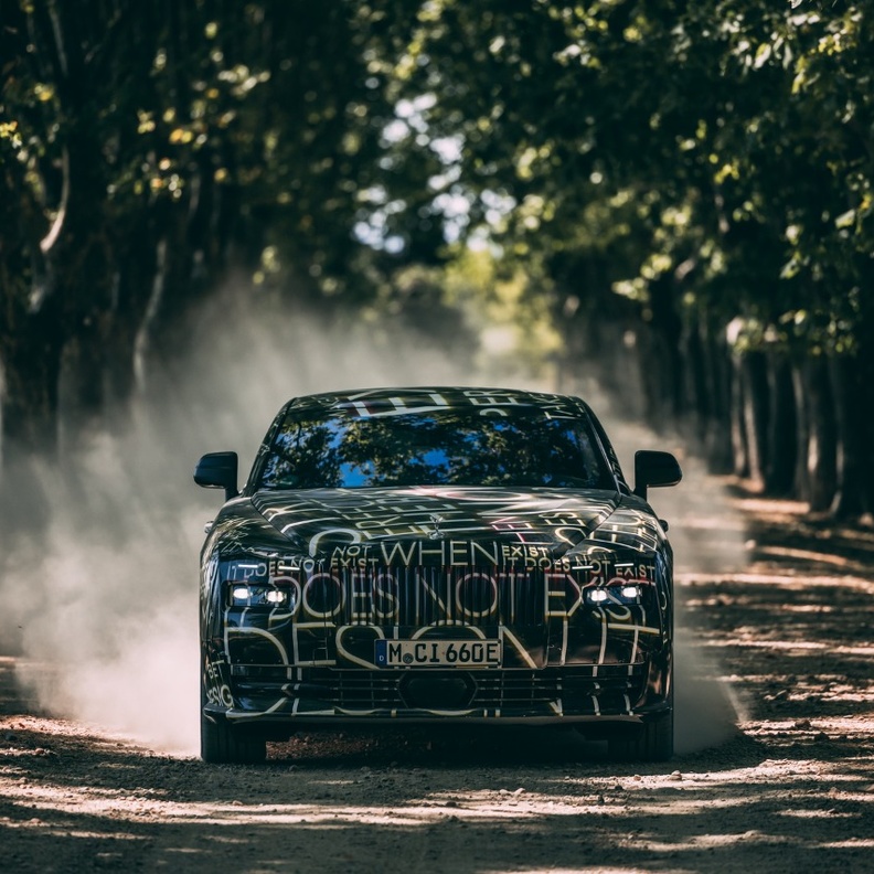 رولزرويس تواصل اختبار سيارتها الكهربائية الأولى