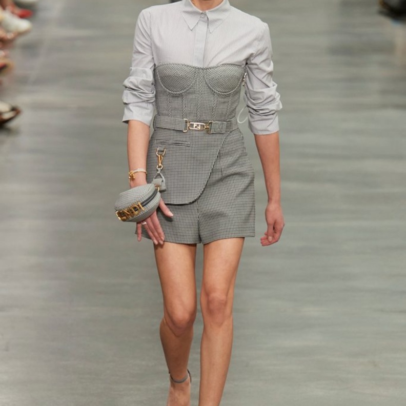 7 دور أزياء عالمية اعتمدت الكورسيهات في عروض أزياء خريف وشتاء 2022