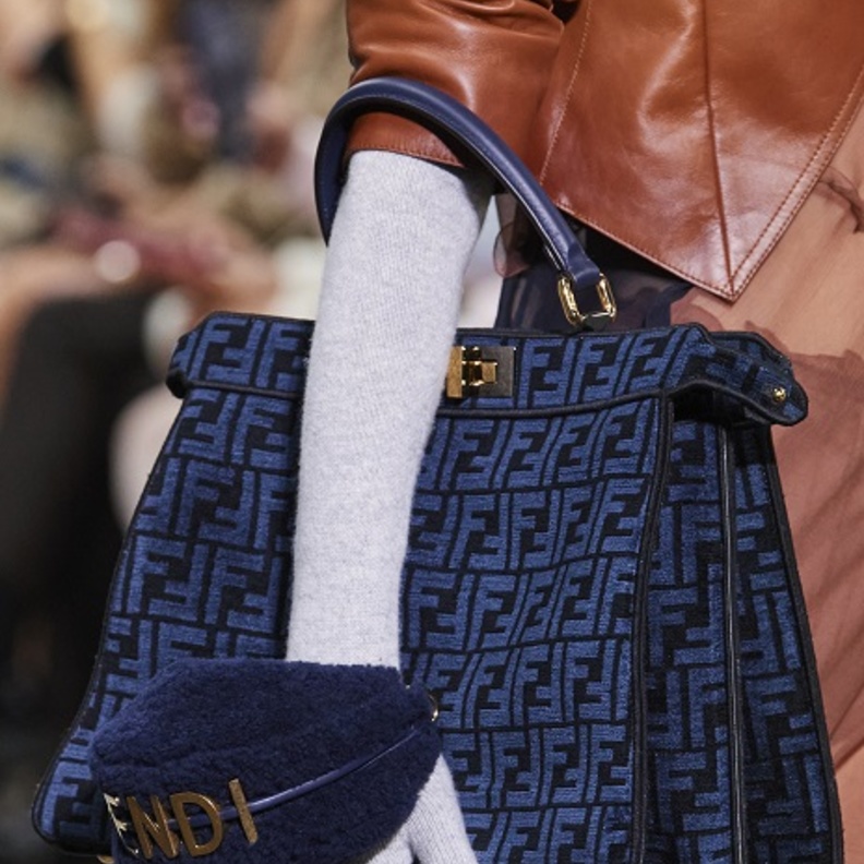 حقائب شتاء 2023 بتصميم كبير صيحة هذا الموسم من Fendi