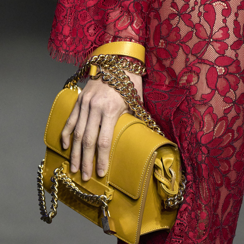 السلاسل العصرية مع حقائب اليد أجدد صيحات خريف 2022