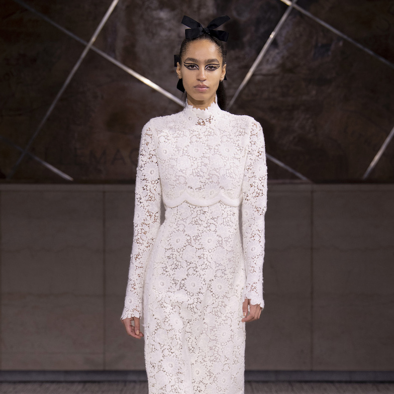 أفكار لاعتماد قماش الدانتيل لاطلالة أنثوية ناعمة 