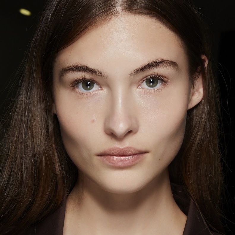 مكياج نيود من وحي عارضة دار Givenchy
