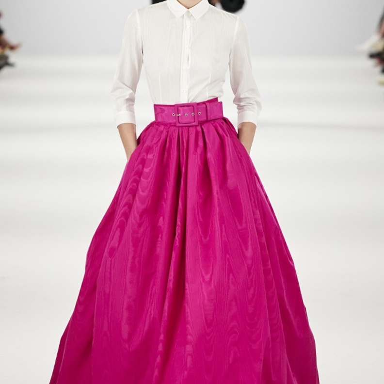 تنسيق التنورة الطويلة في الخريف بأسلوب Carolina Herrera المميّز