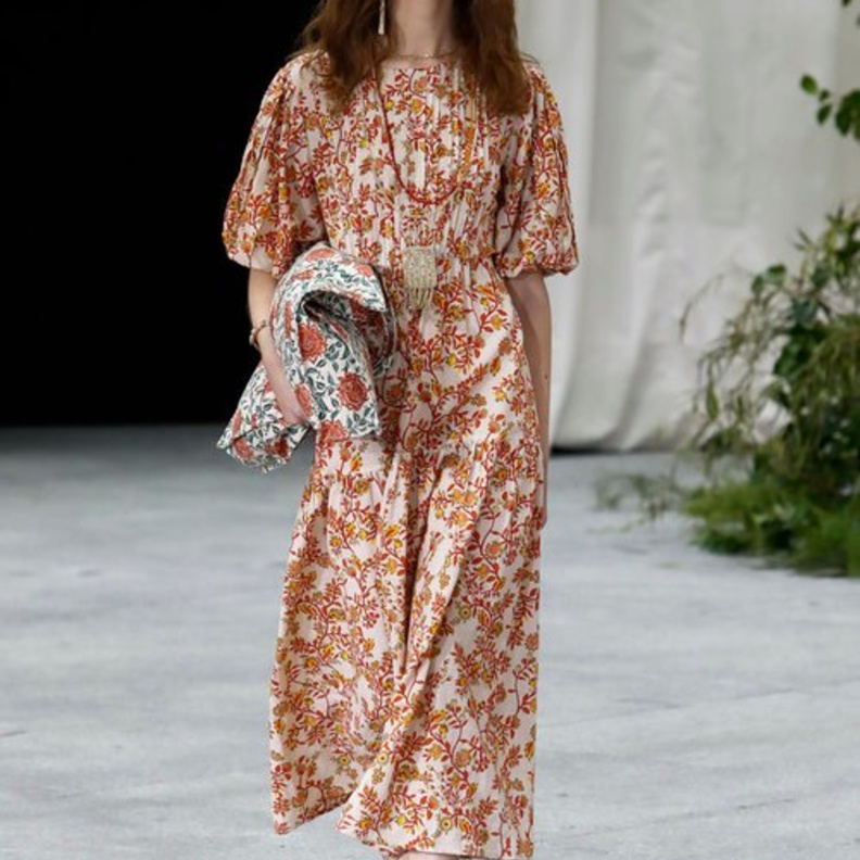 موديلات فساتين مطبعة بالورود وشبابية من دار Hoss Intropia