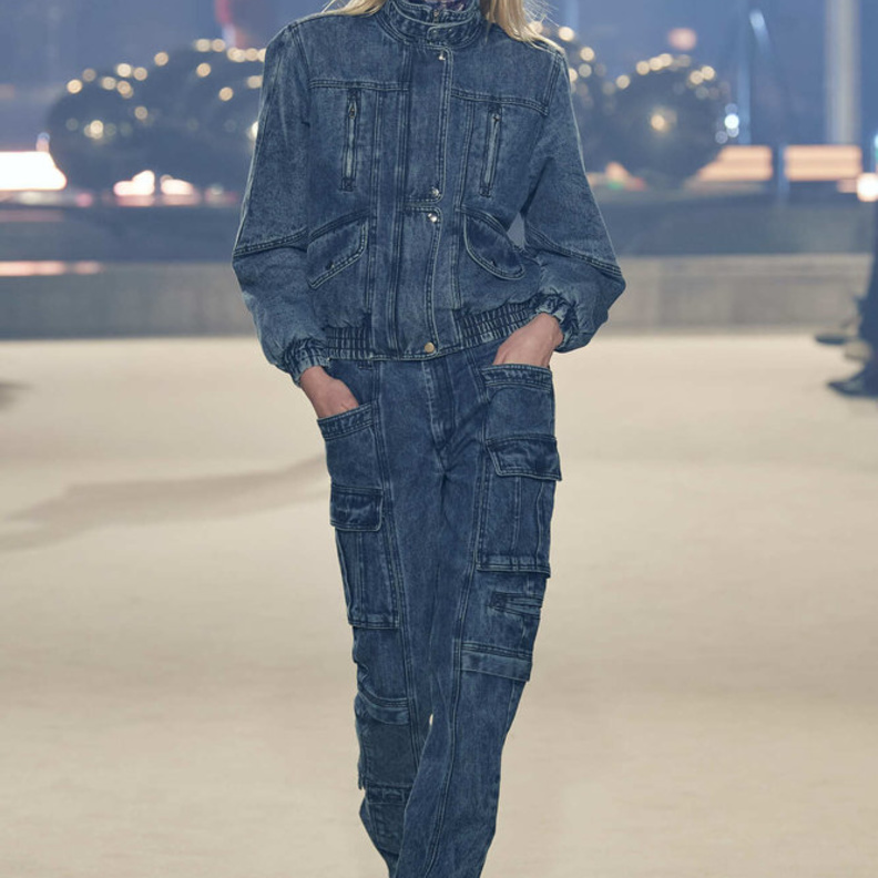 5 طرق لتنسيق بناطيل الجينز الكاجول في خريف 2022