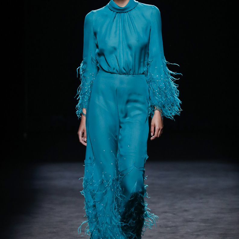 تنسيق البنطلون الأزرق المشرق بطريقة عصرية في خريف 2022