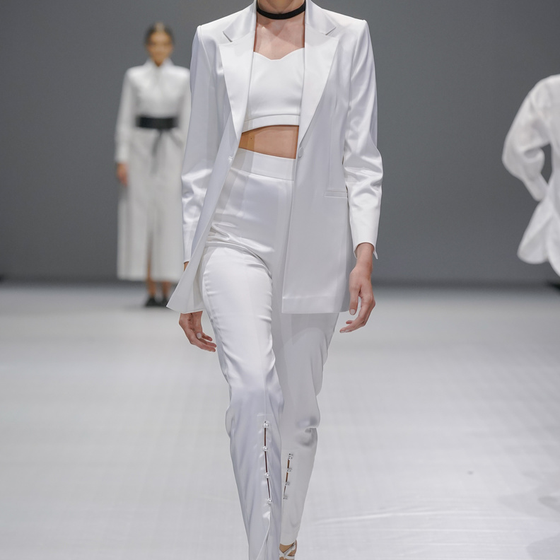  موضة البليزر الأبيض بأسلوب عصري في خريف 2022