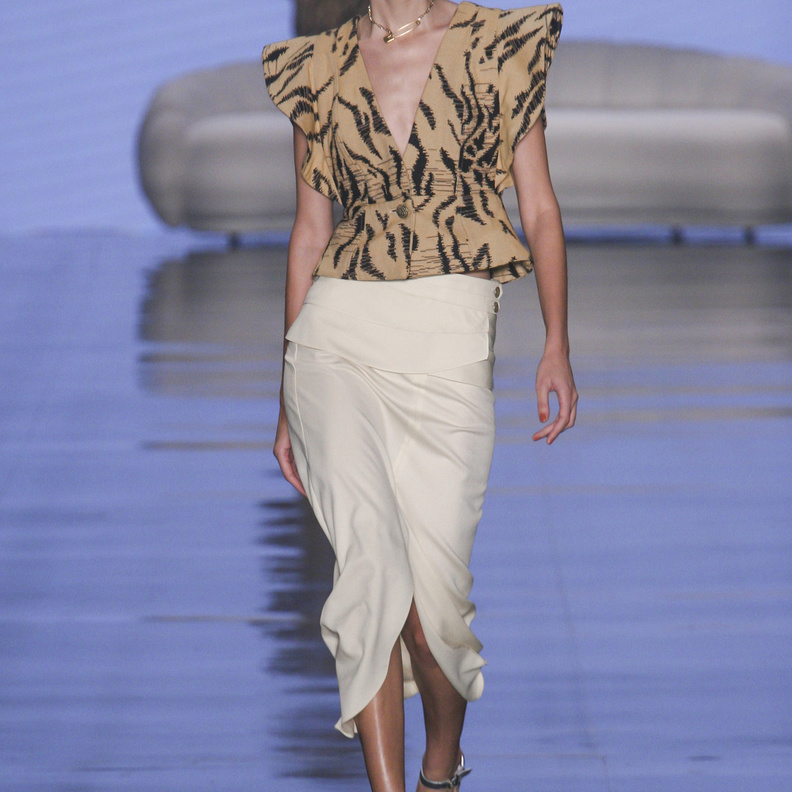 طرق عصرية لارتداء موديلات تنانير بيضاء في خريف 2022