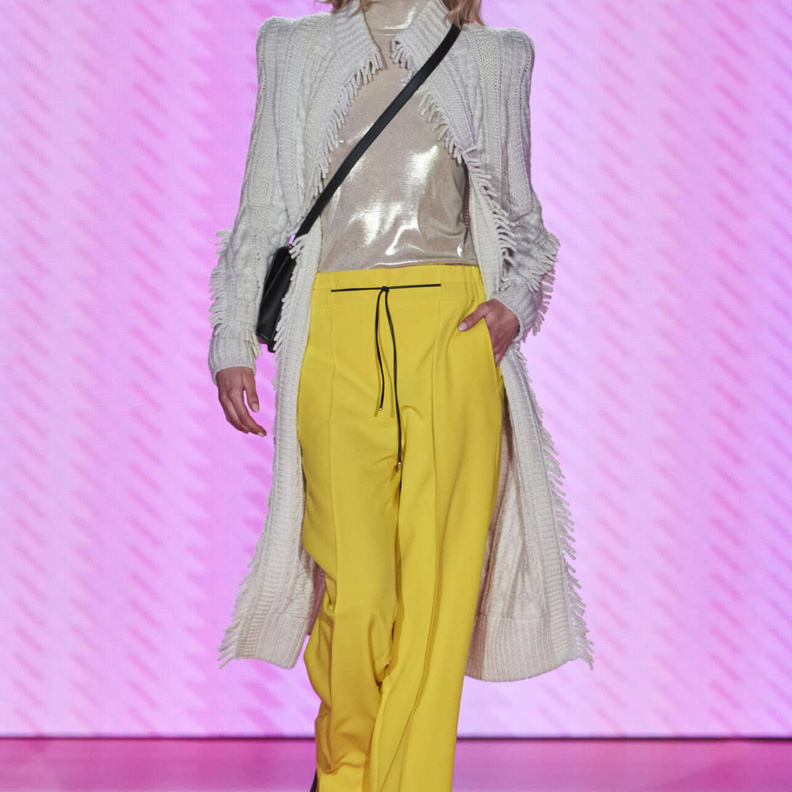 أفكار ملفتة لتنسيق بناطيل اللون الأصفر 