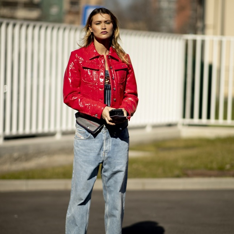 إليكِ أبرز 3 طرق لتنسيق السروال الدنيم الواسع للوك خريفي مميّز