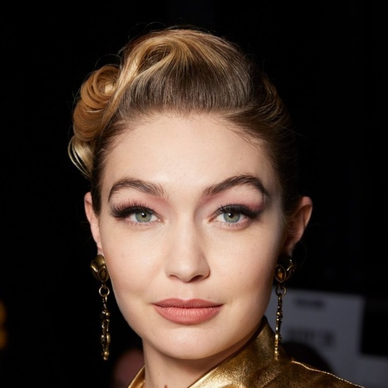 تسريحات شعر الريترو موضة لا تندثر وأبرز النجمات اللواتي اعتمدنها بهذه الخطوات