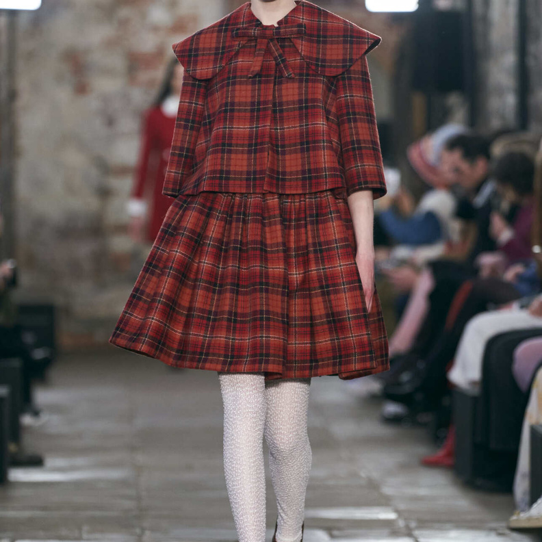 طرق تنسيق تنانير الكارو العصرية بأساليب شبابية في خريف 2022