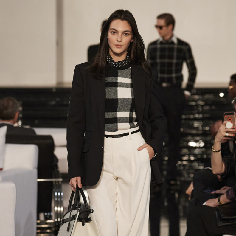 صيحة بناطيل مريحة باللون الابيض مع الكروب توب من دار All's Fashion