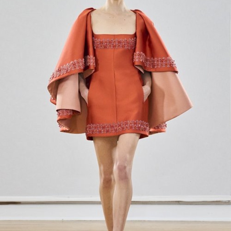 موضة خريف وشتاء 2022 أبزها الأكمام الغريبة من Rami Al Ali