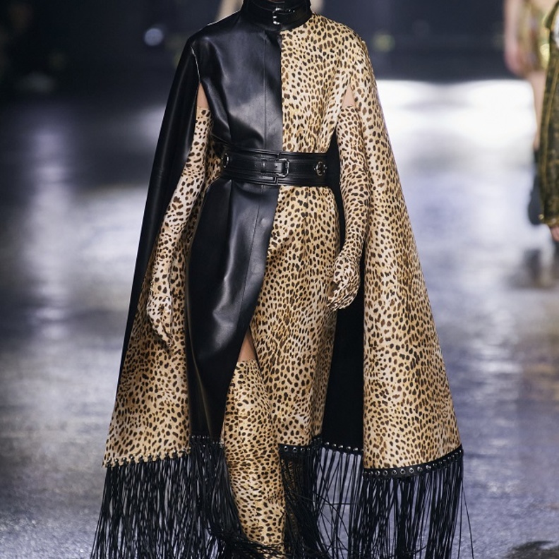 تنسيق إطلالات عصرية بأزياء بنقشات مميّزة لافتة بأسلوب Roberto Cavalli