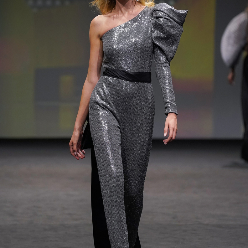 أجمل موديلات الجمبسوت البراق لسهرات خريف 2022 وطرق تنسيقها بأساليب عصرية