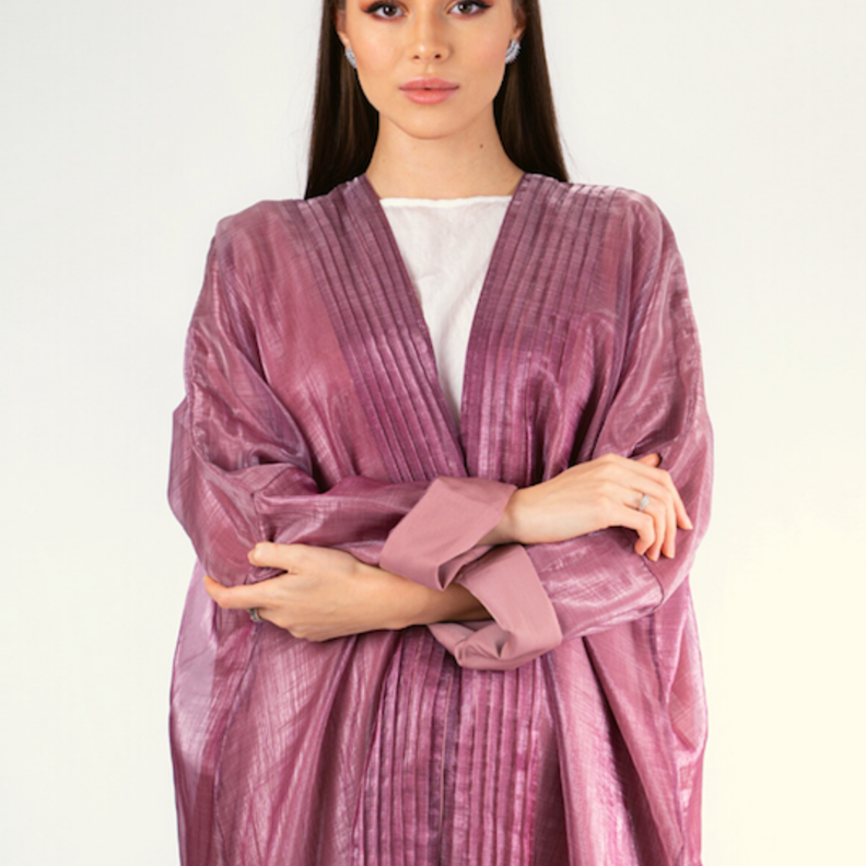 اللون الزهري الموفي والميتاليك بتصميم عباية شبابية من THE H STITCHES