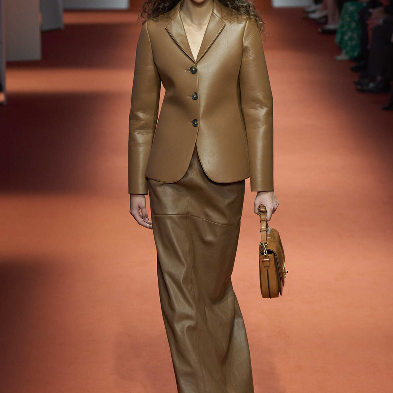 طرق تنسيق الملابس الكلاسيكية بتدرجات اللون البني في ساعات النهار