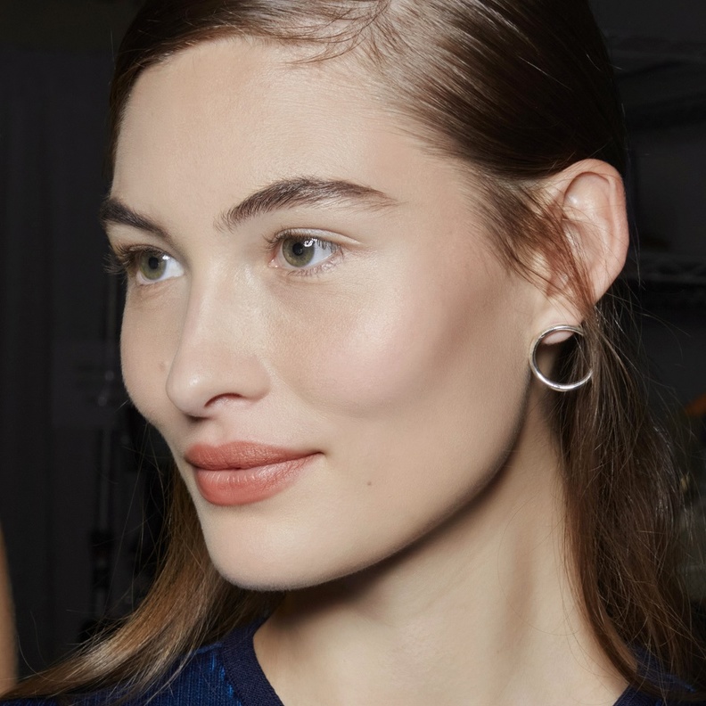 5 طرق طبيعية لمكافحة شيخوخة البشرة والحفاظ على بشرة شابة