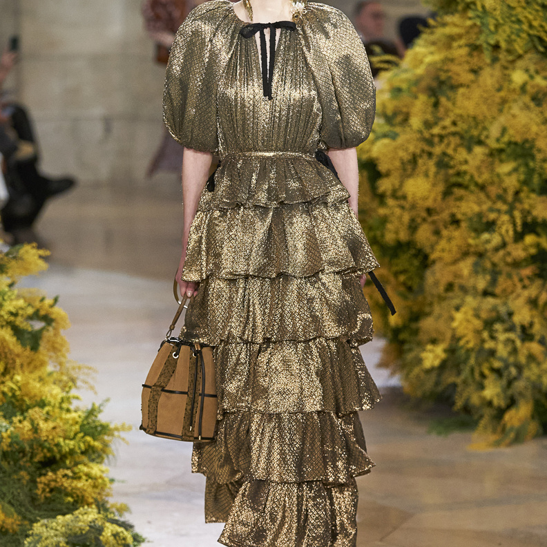 أجمل صيحات فساتين السهرة البراقة لجعل إطلالتك خارجة عن المألوف في خريف 2022