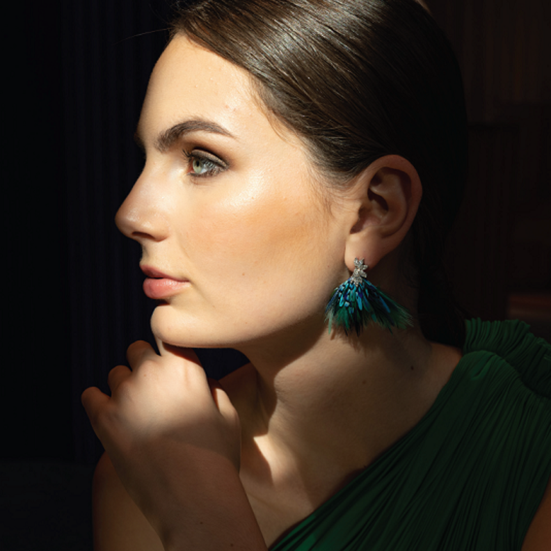 ساعة إكسترافاغنت تاتش Extravagant Touch تحفة فنية مرصعة بالماس والأوبال والزمرد والصفير والريش. يمكن نزع زينة الريش لتتحول إلى أقراط.