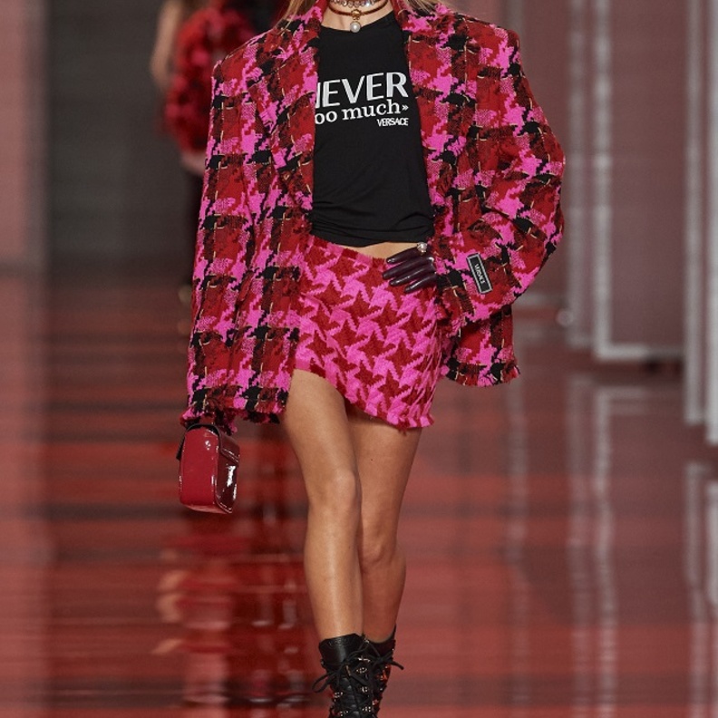 تنسيق إطلالات باللّون الزهري صيحة موسم خريف 2022 من Versace