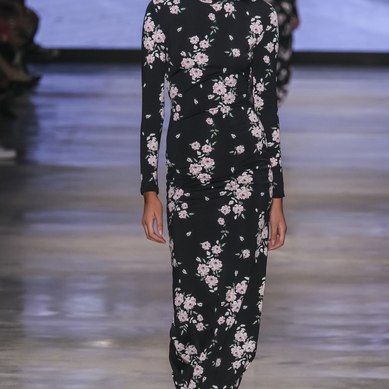 موضة فساتين مطبعة بالورود صيحة لا غنى عنها في خريف 2022