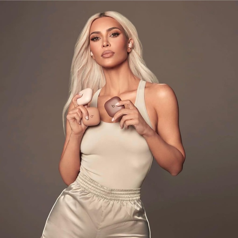 كيم كارداشيان تطلق سماعات أذن جديدة