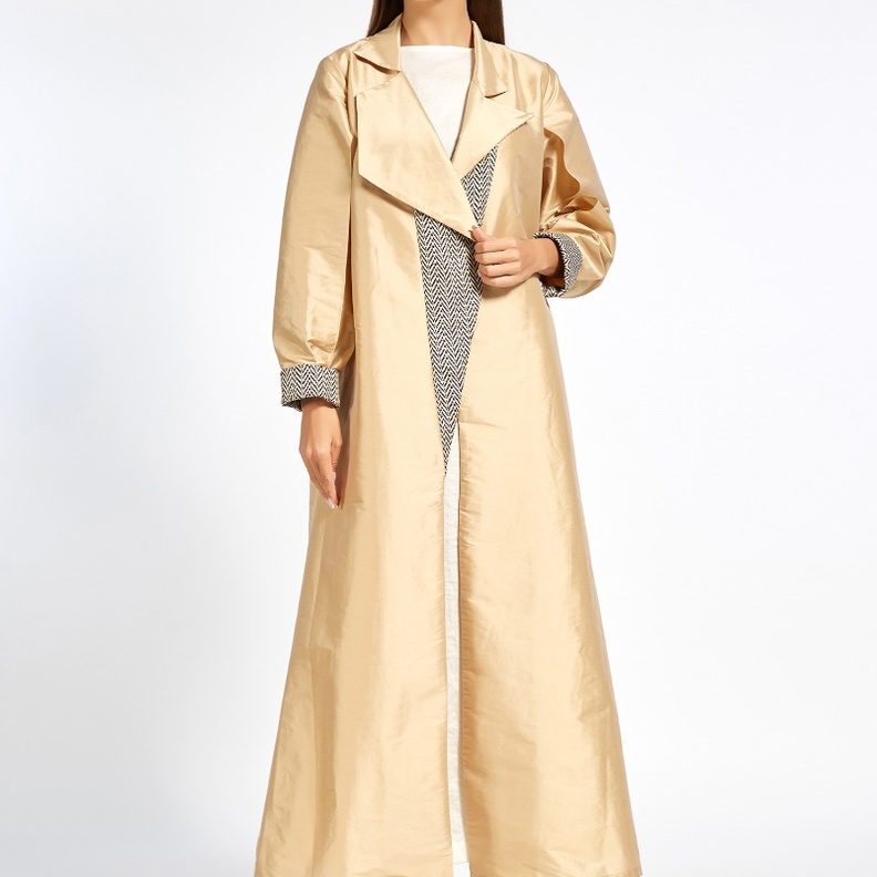 تفاصيل شبابية وعصريّة برزت بالعباية الأنيقة بقصّة المعطف من Zahra Karmostaji